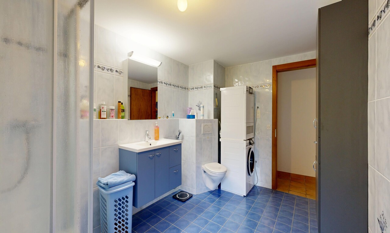 bad mit schminktisch, spiegel, komplettes badezimmer, inside property, und dark floor