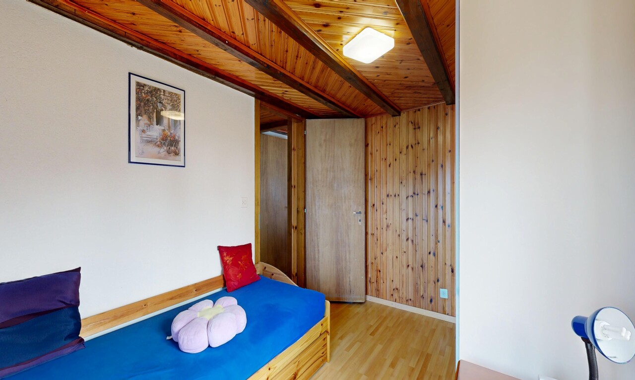zimmer / schlafzimmer mit wood finish floor, holzfußboden, inside property, beamed ceiling, und balkendecke