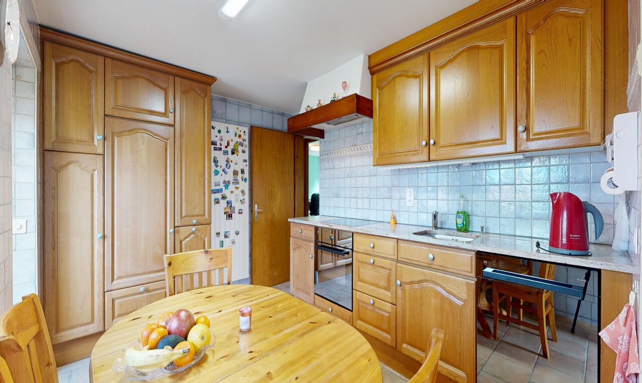 küche mit light countertops, stein arbeitsplatten, stone countertops, ofen, und inside property