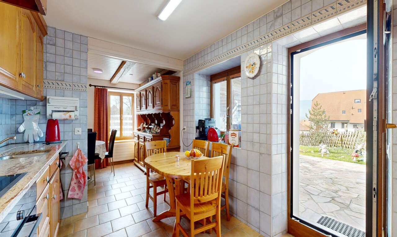 esszimmer mit fliesenwand, tile wall, inside property, fliesenboden, und tile floor