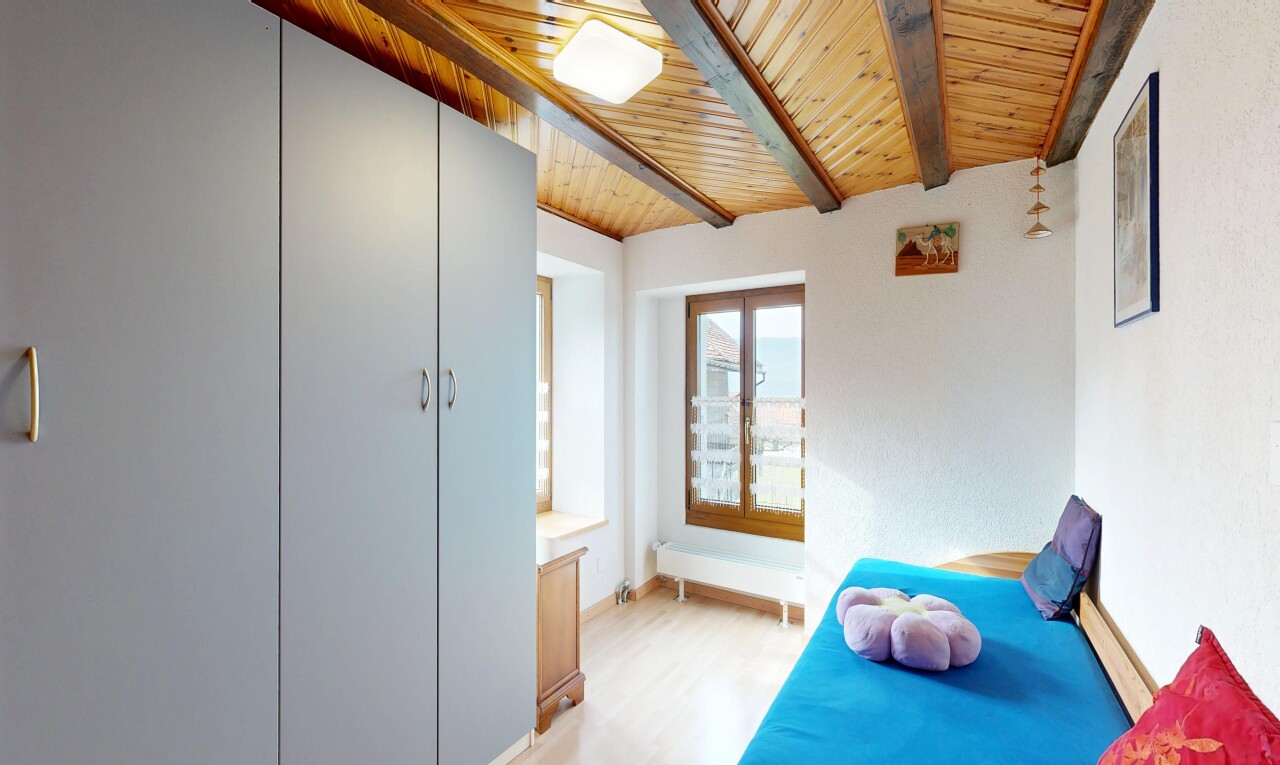 zimmer / schlafzimmer mit inside property, holzdecke, wood ceiling, natürliches licht, und natural light