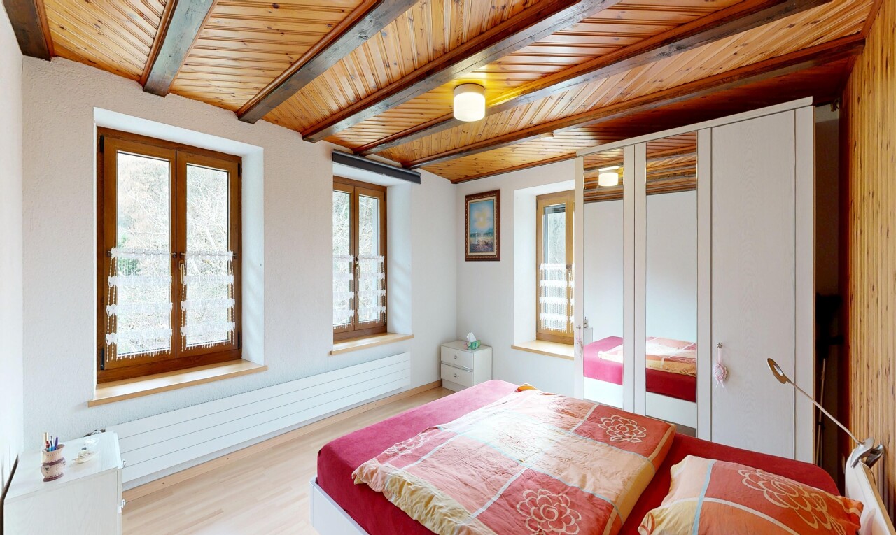 zimmer / schlafzimmer mit kleiderschrank, inside property, gipskartonwand, drywall, und holzfußboden
