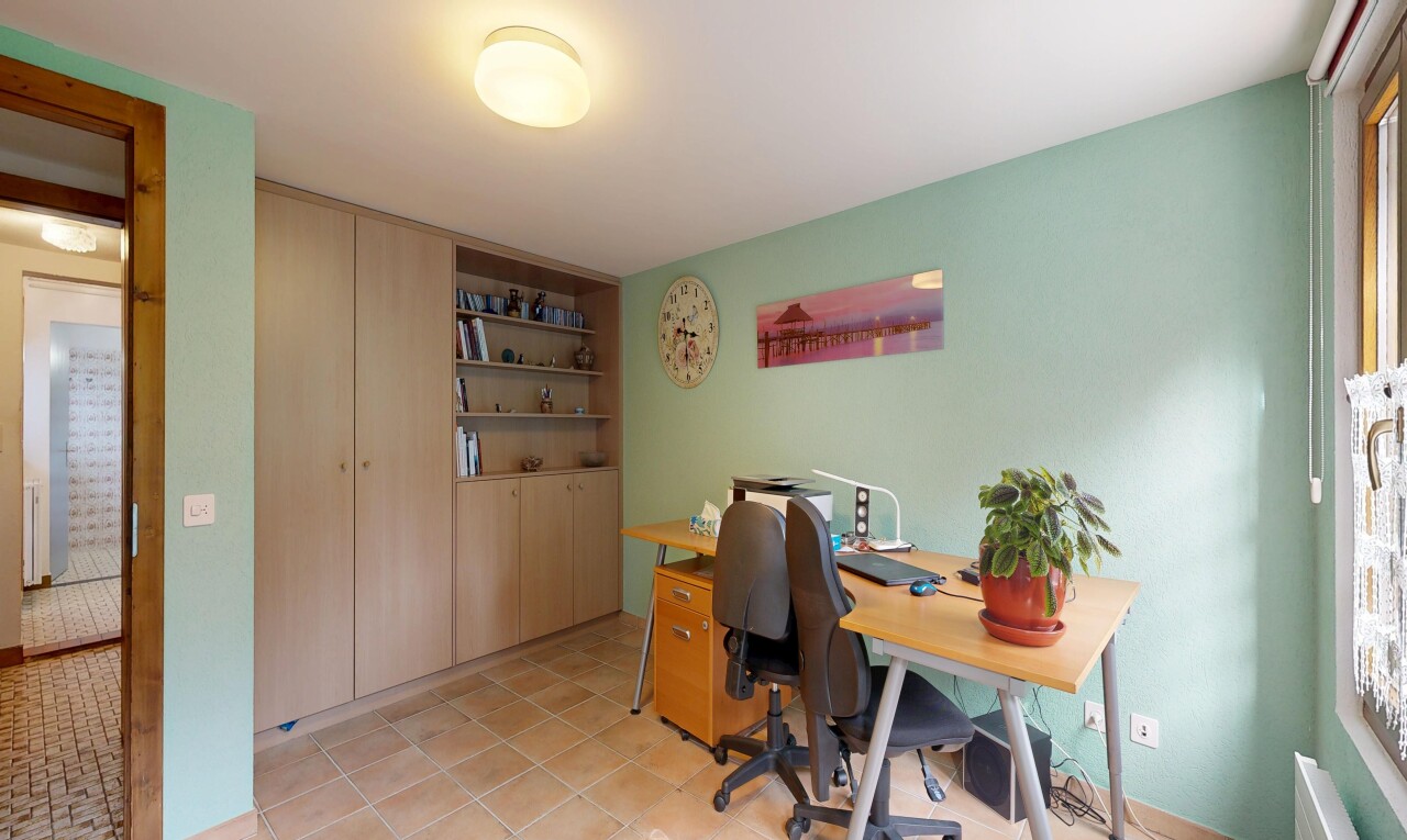 büro mit bürobereich, drywall, gipskartonwand, inside property, und light floor