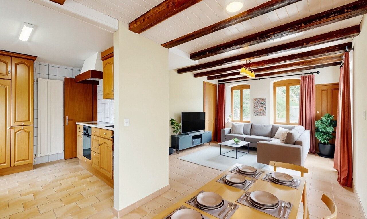 wohn- / esszimmer mit inside property, light floor, natürliches licht, natural light, und fernseher