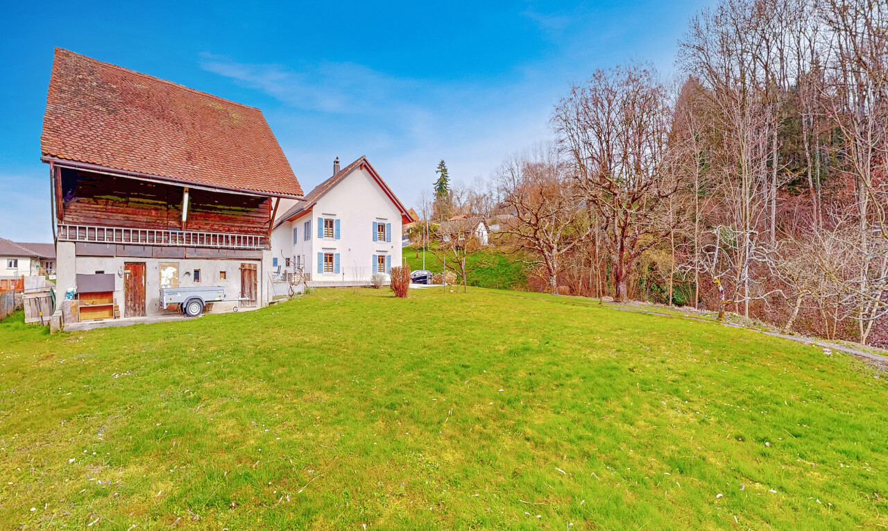 außenansicht mit property visible, rasen, und day time