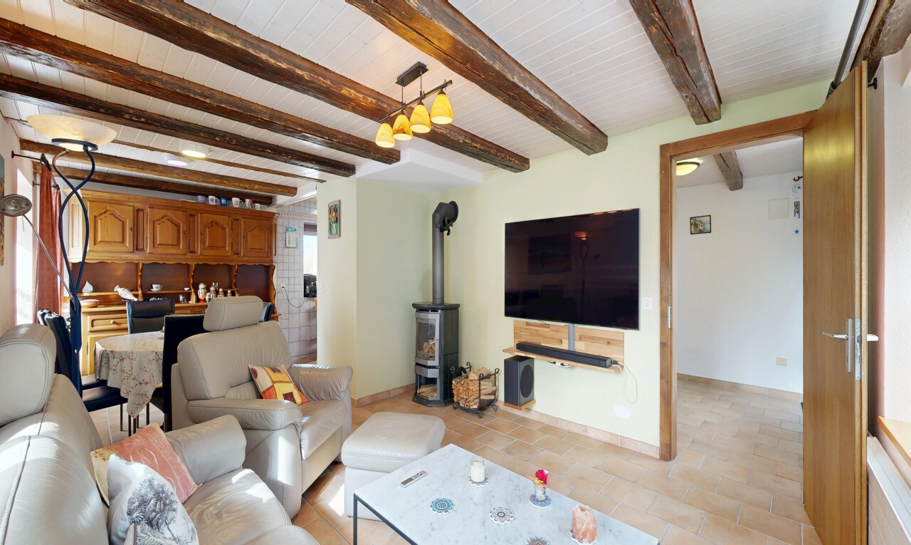 wohnzimmer mit fernseher, inside property, beamed ceiling, balkendecke, und drywall