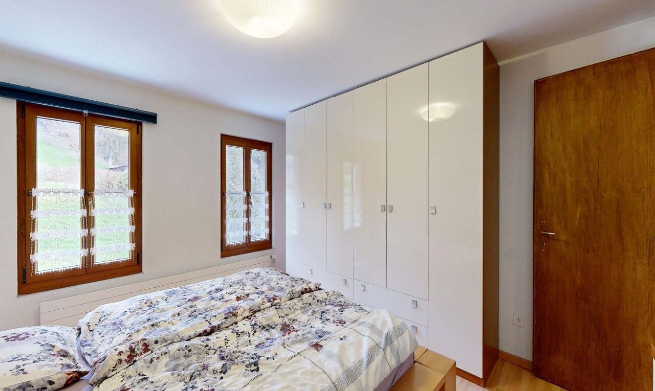 zimmer / schlafzimmer mit kleiderschrank, light floor, inside property, natürliches licht, und natural light