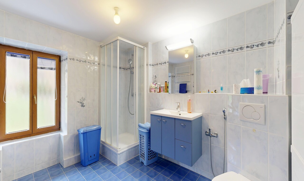 bad mit schminktisch, tile wall, fliesenwand, dusche, und komplettes badezimmer