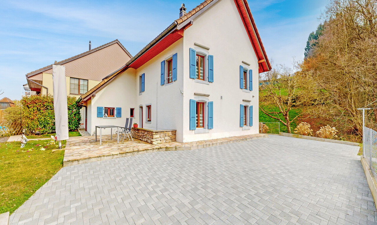 außenansicht mit property visible, terrasse, day time, und stuckverkleidung