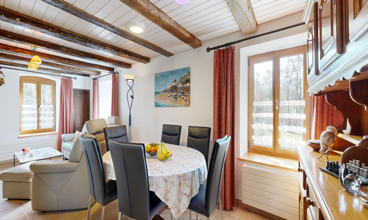wohn- / esszimmer mit inside property, natürliches licht, natural light, balkendecke, und beamed ceiling