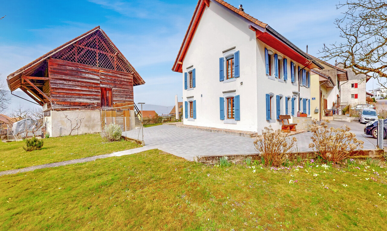 außenansicht mit terrasse, property visible, rasen, stuckverkleidung, und day time