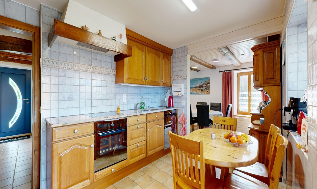 küche mit bogenförmige schränke, arched cabinets, light countertops, hochgezogene schränke, und raised cabinets