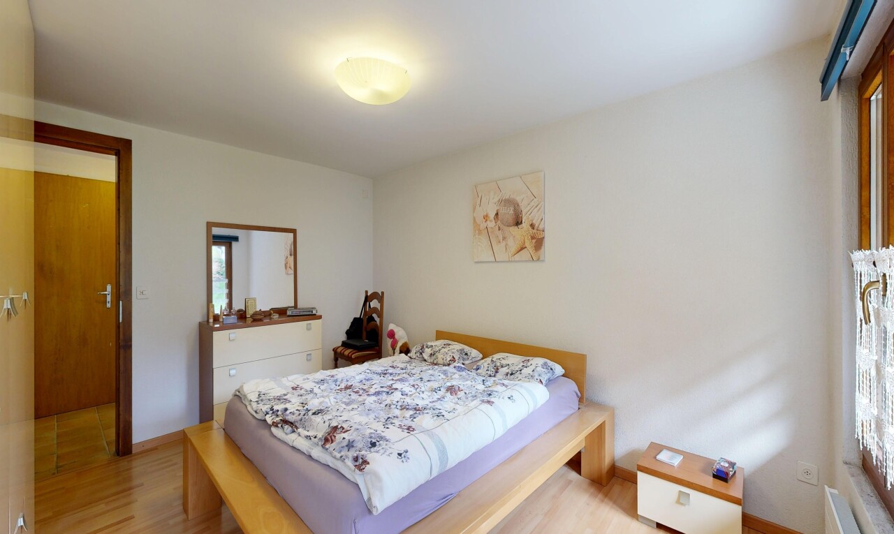 zimmer / schlafzimmer mit gipskartonwand, drywall, inside property, holzfußboden, und wood finish floor