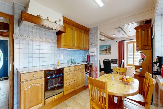 küche mit bogenförmige schränke, arched cabinets, light countertops, hochgezogene schränke, und raised cabinets