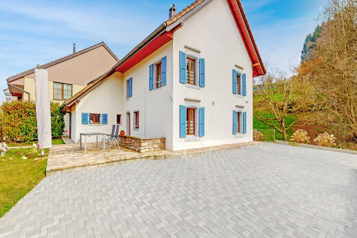 façade avec property visible, terrasse, day time, et bardage en stuc