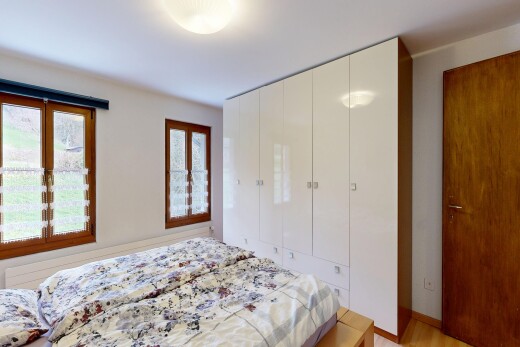 zimmer / schlafzimmer mit kleiderschrank, light floor, inside property, natürliches licht, und natural light