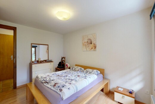 chambre avec cloison sèche, drywall, inside property, sol en finition bois, et wood finish floor