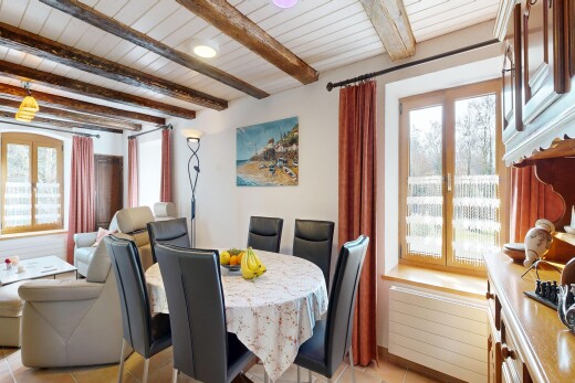 salon / salle à manger avec inside property, lumière naturelle, natural light, plafond à poutres, et beamed ceiling