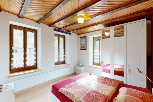 chambre avec placard, inside property, cloison sèche, drywall, et sol en finition bois