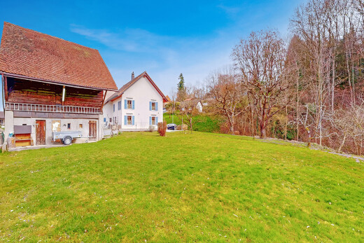 außenansicht mit property visible, rasen, und day time