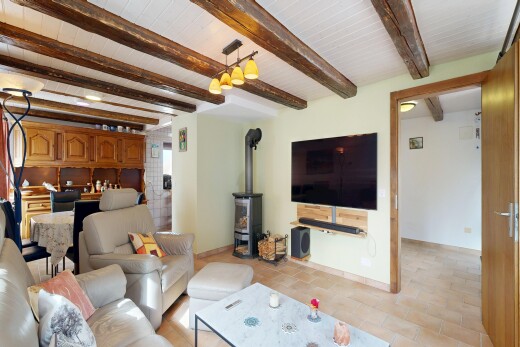 wohnzimmer mit fernseher, inside property, beamed ceiling, balkendecke, und drywall