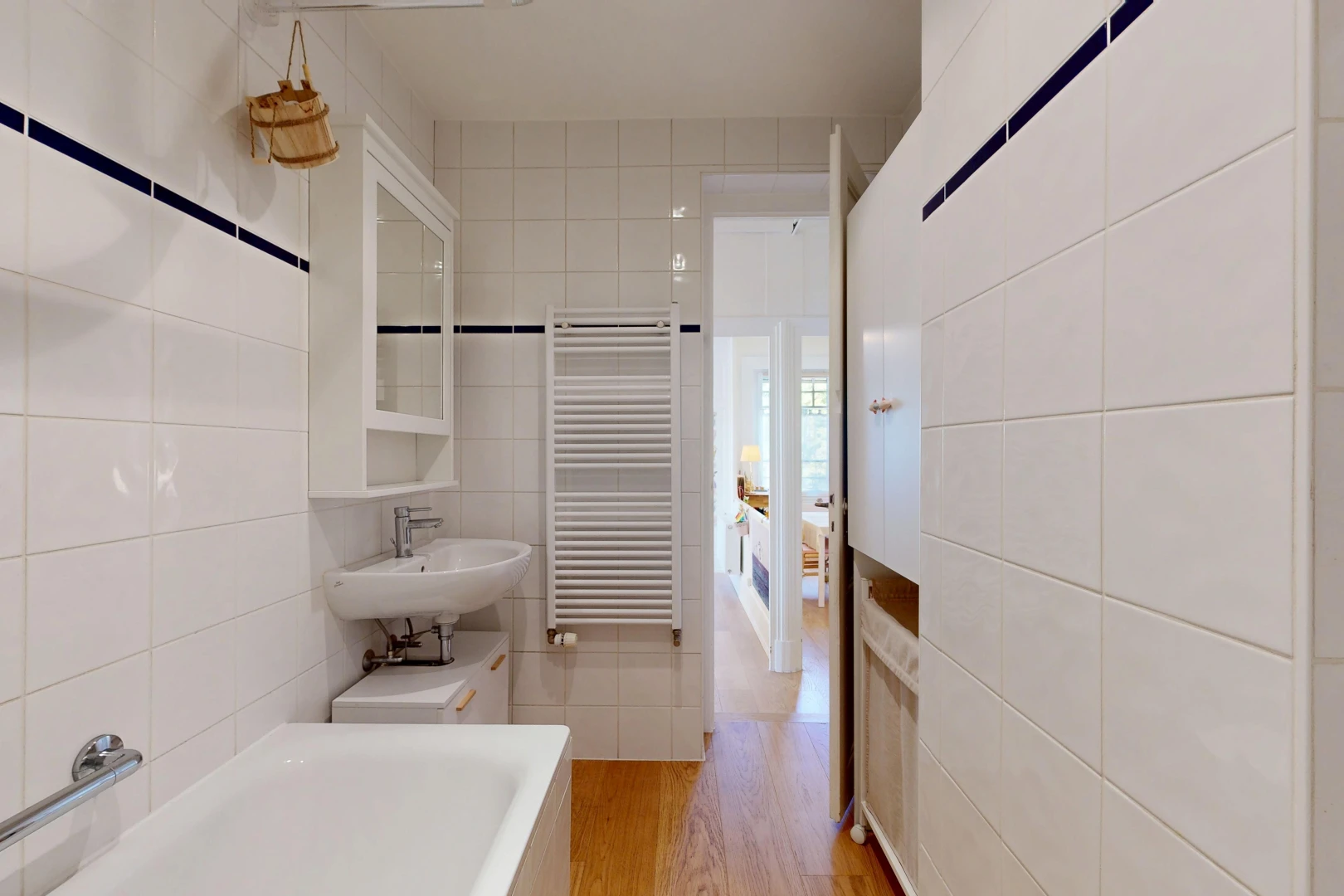 salle de bains avec chauffe-serviettes, miroir, radiateur, salle de bain complète, et bain
