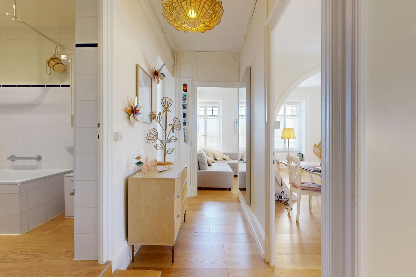 couloir avec wood finish floor, sol en finition bois, light floor, inside property, et éclairage suspendu