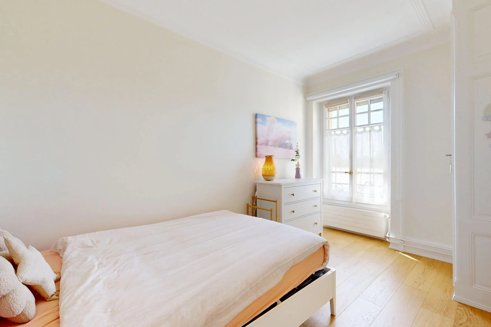 chambre avec drywall, cloison sèche, wood finish floor, sol en finition bois, et light floor