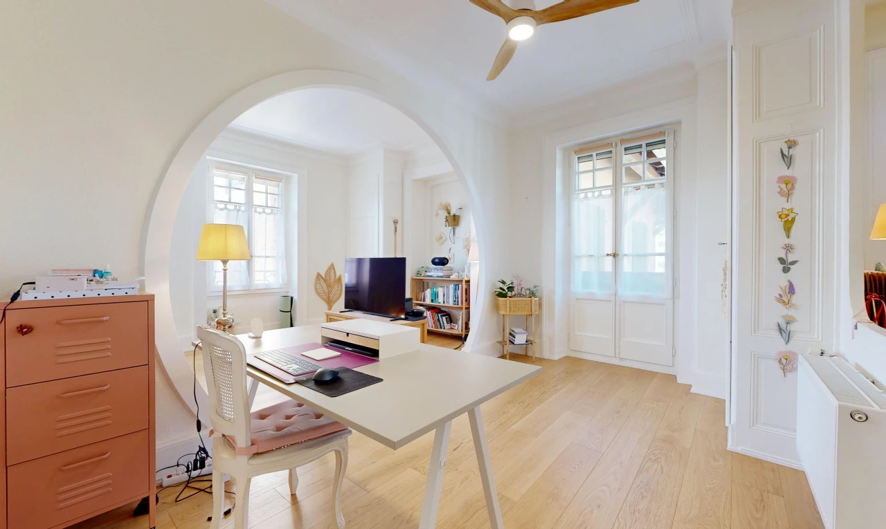 salle à manger avec télévision, wood finish floor, sol en finition bois, drywall, et cloison sèche