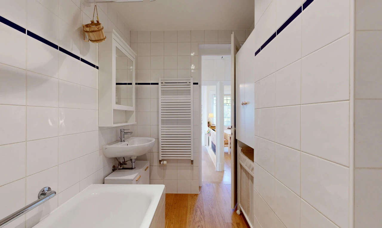 salle de bains avec chauffe-serviettes, miroir, radiateur, salle de bain complète, et bain