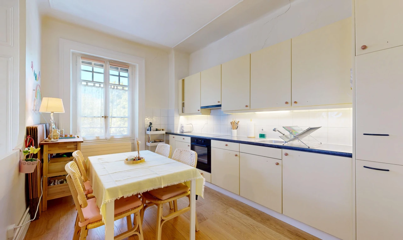 cuisine avec light floor, four, évier, wood finish floor, et sol en finition bois