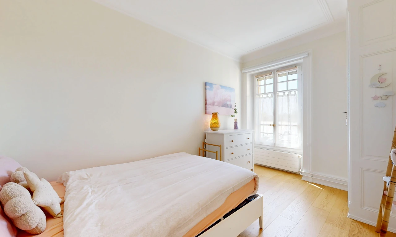 chambre avec drywall, cloison sèche, wood finish floor, sol en finition bois, et light floor
