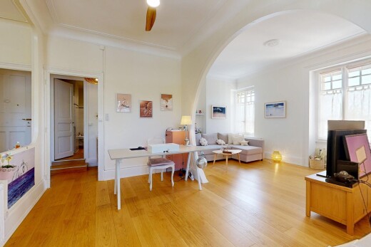 salon / salle à manger avec passages en arc, drywall, cloison sèche, wood finish floor, et sol en finition bois