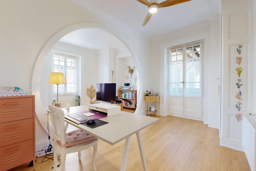 salle à manger avec télévision, wood finish floor, sol en finition bois, drywall, et cloison sèche