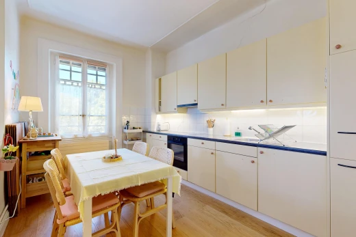 cuisine avec light floor, four, évier, wood finish floor, et sol en finition bois