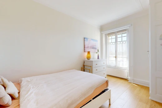 chambre avec drywall, cloison sèche, wood finish floor, sol en finition bois, et light floor