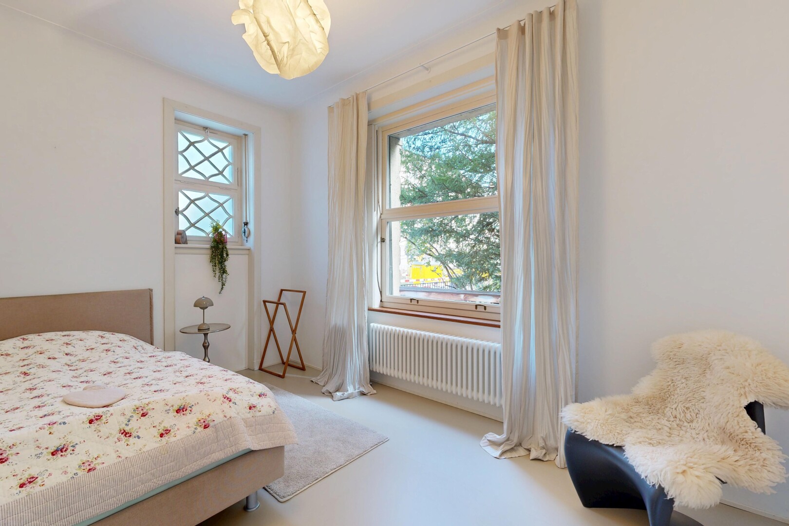 chambre avec cloison sèche, drywall, radiateur, lumière naturelle, et natural light