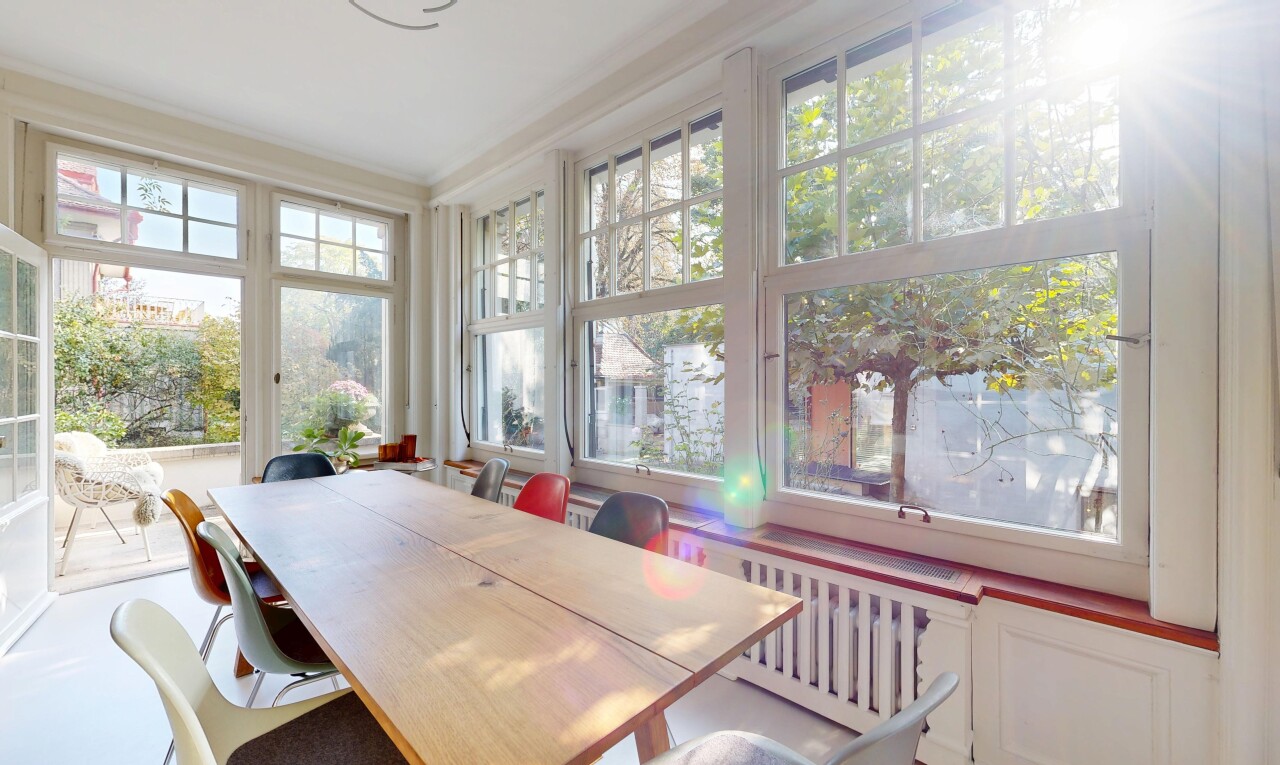 salle à manger avec inside property, moulures, crown molding, radiateur, et véranda