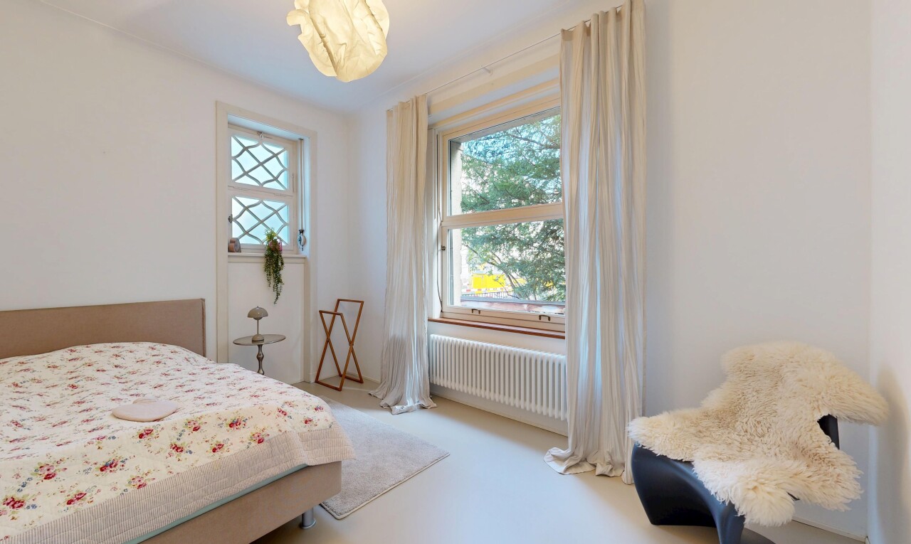 chambre avec cloison sèche, drywall, radiateur, lumière naturelle, et natural light