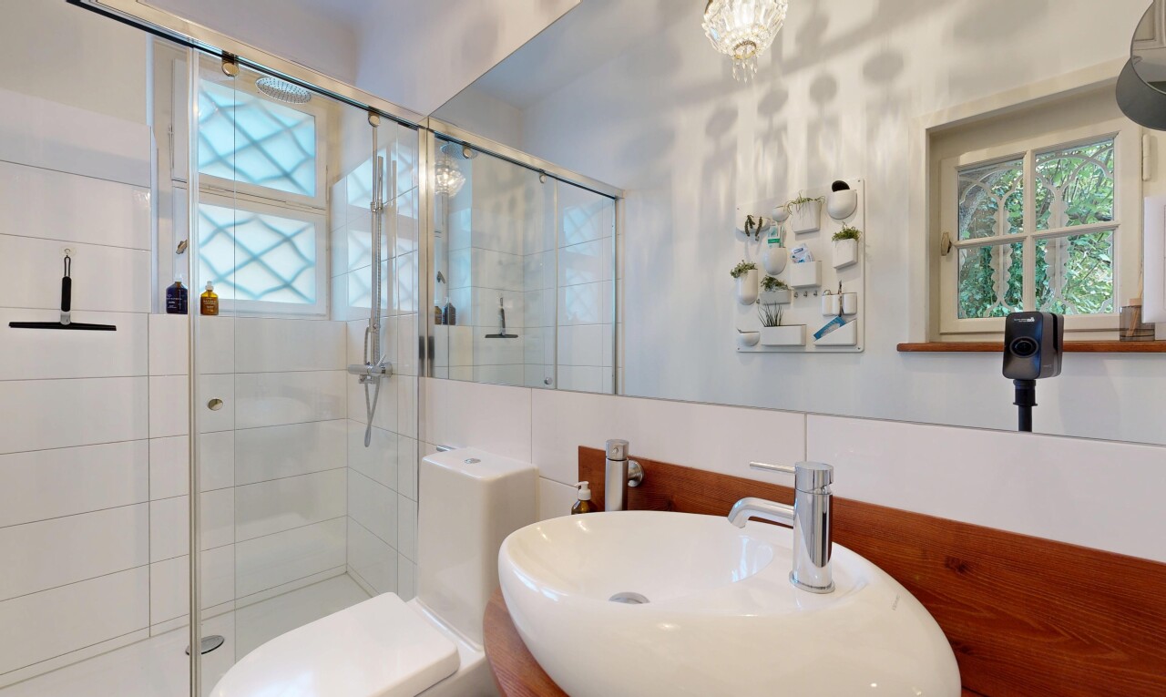 salle de bains avec salle de bain complète, lumière naturelle, natural light, évier, et douche