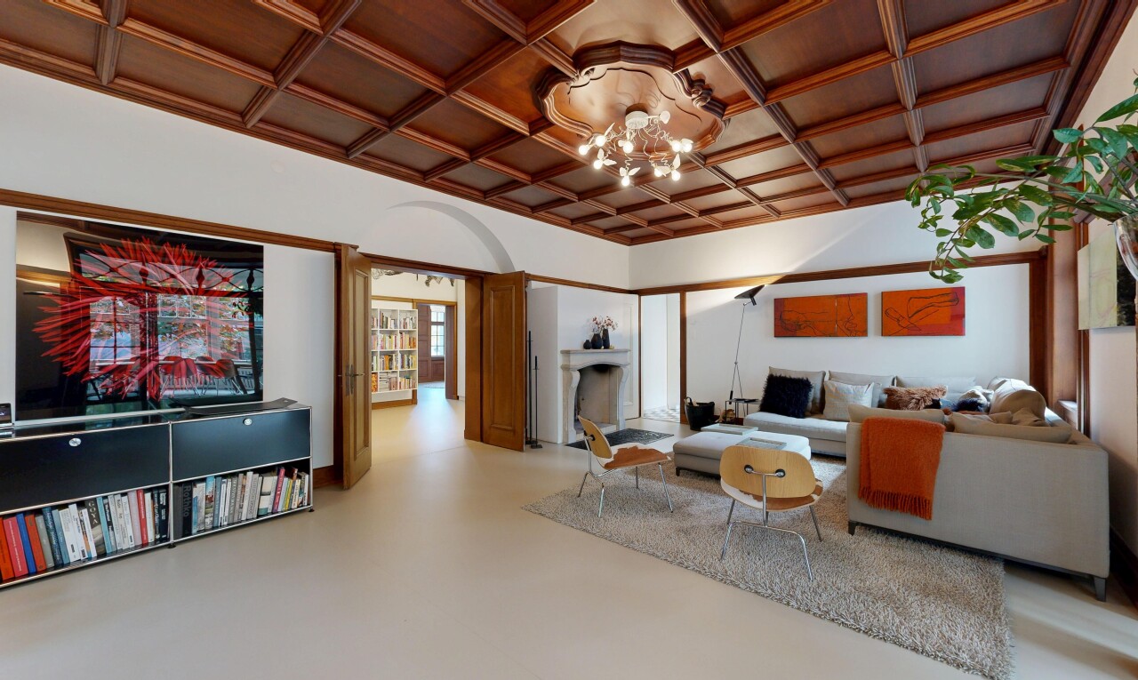 salon avec finished concrete floor, plafond à caissons, coffered ceiling, cloison sèche, et drywall