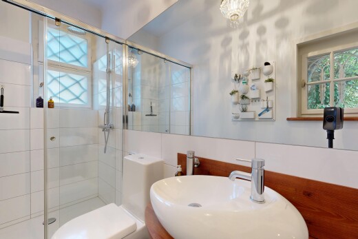 salle de bains avec salle de bain complète, lumière naturelle, natural light, évier, et douche