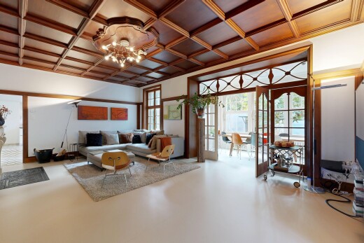 salon avec plafond à caissons, coffered ceiling, inside property, lumière naturelle, et natural light
