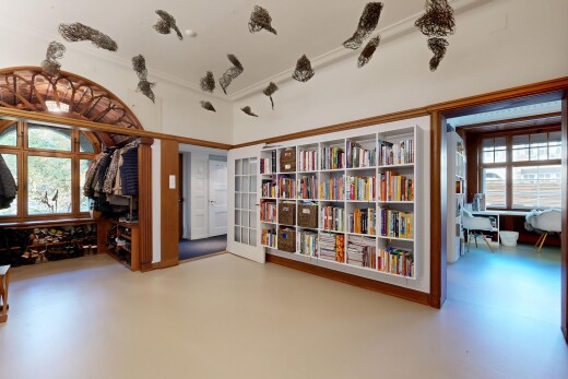 couloir avec lumière naturelle, natural light, finished concrete floor, inside property, et sol en béton