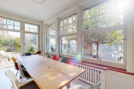 salle à manger avec inside property, moulures, crown molding, radiateur, et véranda