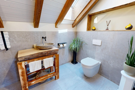 bad mit dachschräge, toilette, schminktisch, und balkendecke