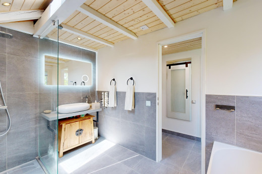 bad mit fliesenboden, waschbecken, balkendecke, spiegel, und fliesenwand