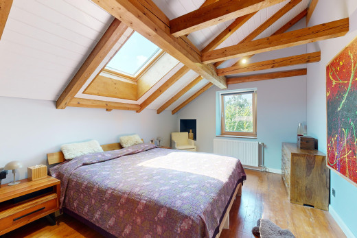 zimmer / schlafzimmer mit kühler, natürliches licht, balkendecke, dachfenster, und dachschräge