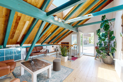 wohnzimmer mit dachschräge, natürliches licht, und parkettboden