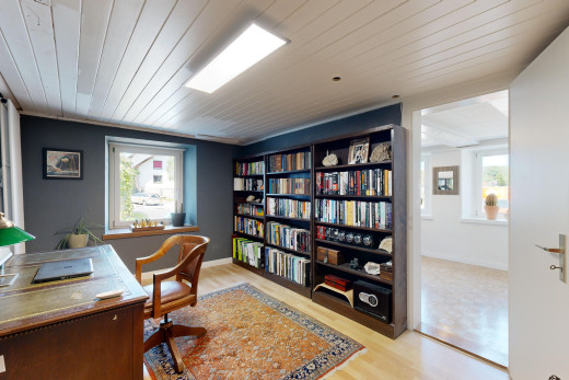 büro mit parkettboden und natürliches licht